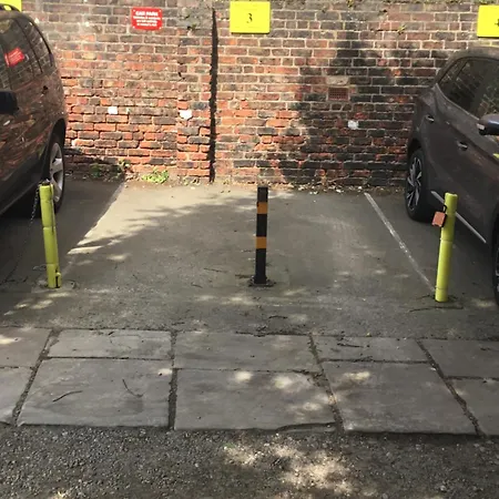 Lägenhet Helloyorkcentre - 1 Free On Site Parking Space - 60 Second Walk 2 Minster! *